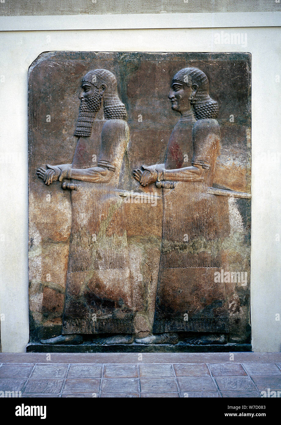 Assyrischen Relief von zwei Diener, Palast von Sargon II., Khorsabad, c 8. Jahrhundert v. Chr.. Artist: Unbekannt Stockfoto