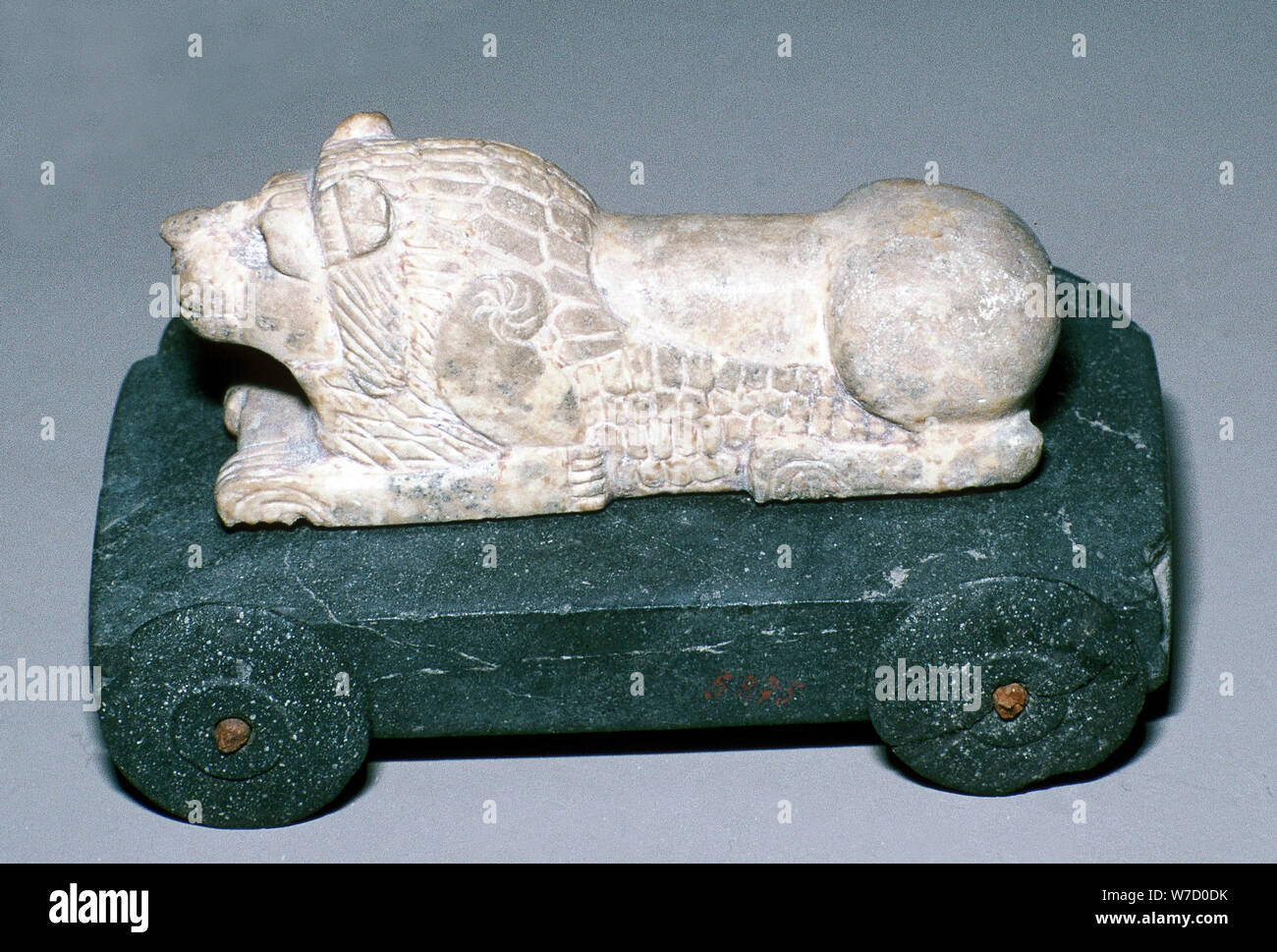 Kalkstein und Bitumen Lion auf Rollenböden, Susa, c 12. Jahrhundert v. Chr. montiert. Artist: Unbekannt Stockfoto