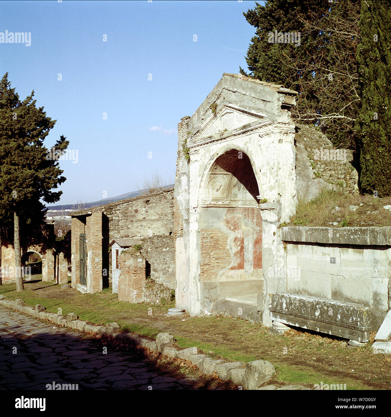 Straße der Gräber auf dem Rand von Pompeji, Italien. Artist: Unbekannt Stockfoto