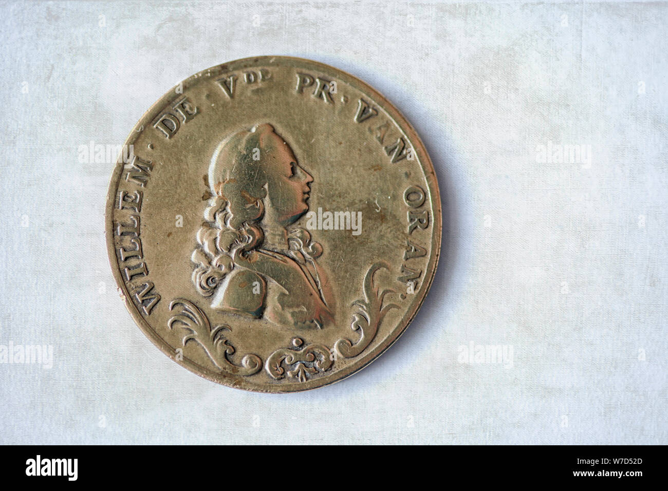 Kopf Seite eines sehr alten holländischen Bronze ewige Kalender Münze von 1767 mit dem Bild von Wilhelm V., Prinz von Oranien. Geschenk für Geschäftsbeziehungen in der Stockfoto