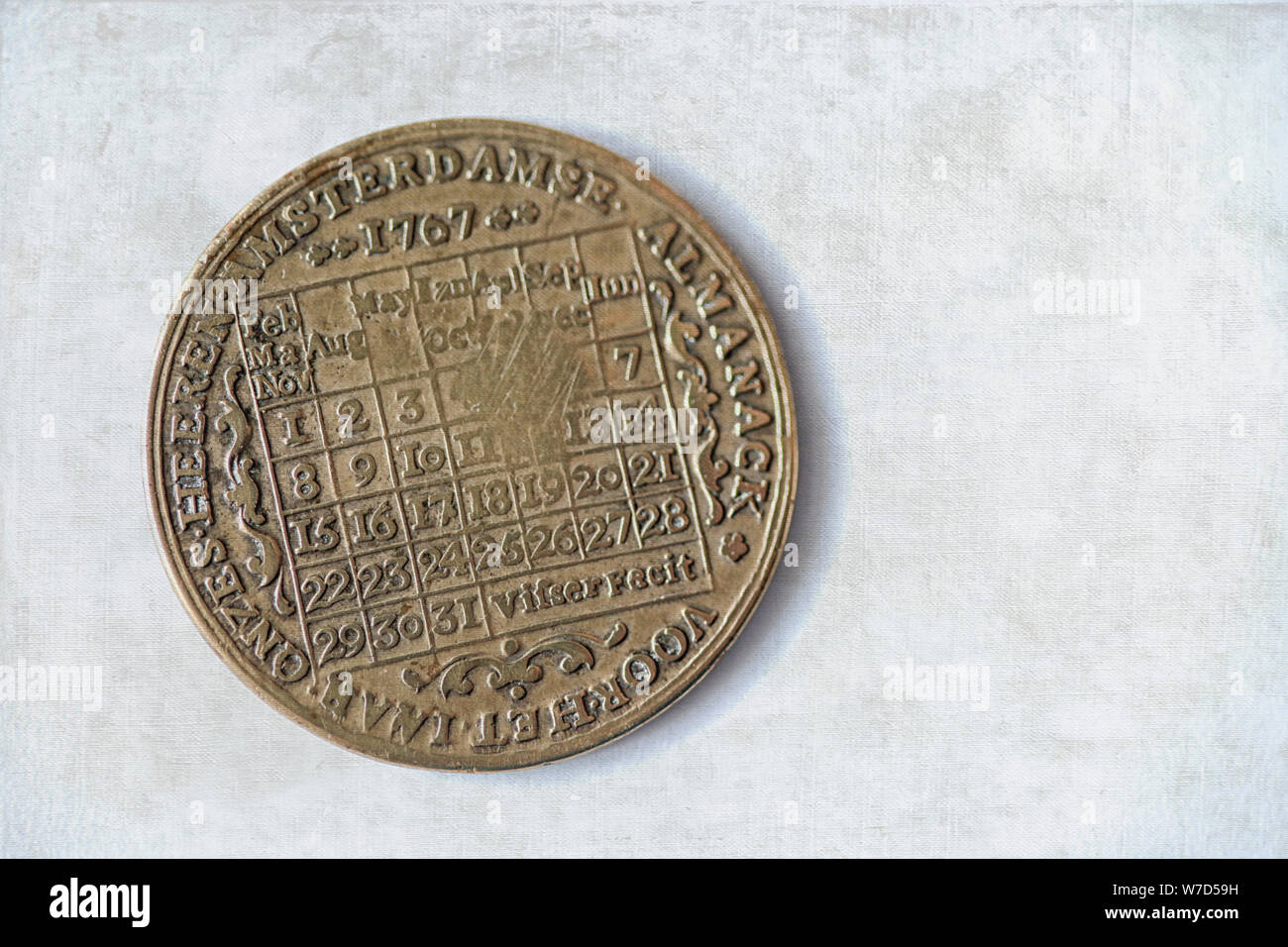 Original Antiken niederländischen Ewige caleder Münze aus dem Jahr 1767. Geschenk für geschäftliche Beziehungen im 18. Jahrhundert. der Mitte der Münze ist weg von Verwitterten Stockfoto