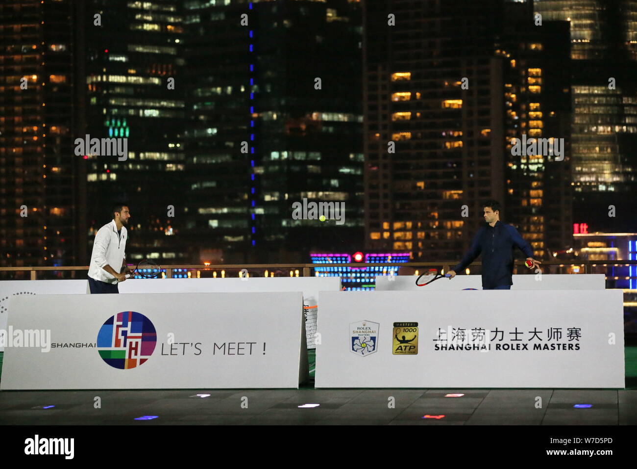 Kroatische Tennisspieler Marin Cilic konkurriert mit bulgarischen Tennisspieler Grigor Dimitrov bei einer Werbeveranstaltung für das Shanghai Rolex Masters Tennis Stockfoto