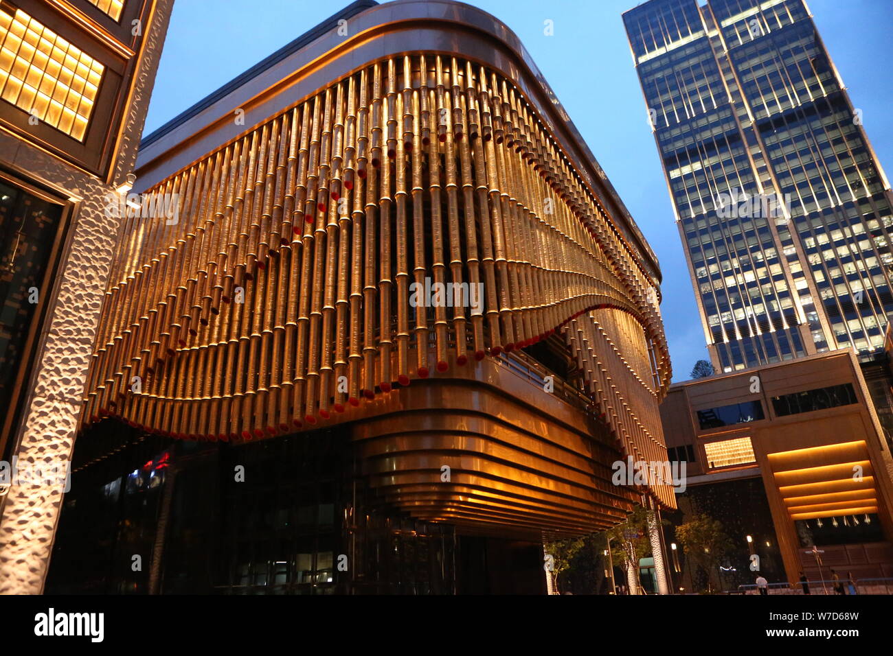 --FILE - Eine Außenansicht von Fosun Stiftung Art Center von Foster + Partners und Heatherwick Studio am Bund in Shanghai entwickelt. Stockfoto