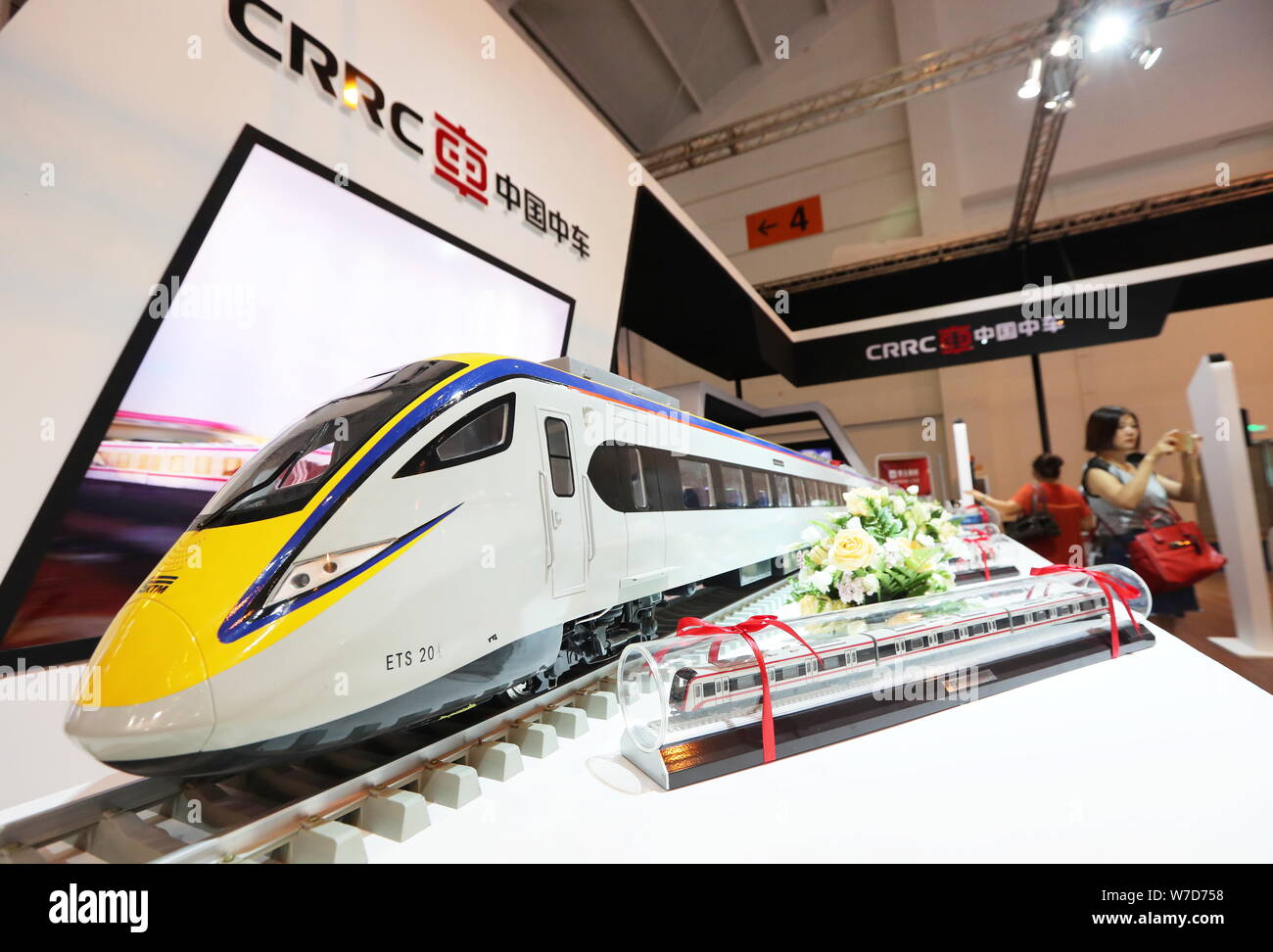 ---- Ein Modell Zug ist auf dem Stand von Crrc (China Eisenbahnrollmaterial Corporation) während einer Ausstellung in Kunming City, im Südwesten von Chi Stockfoto