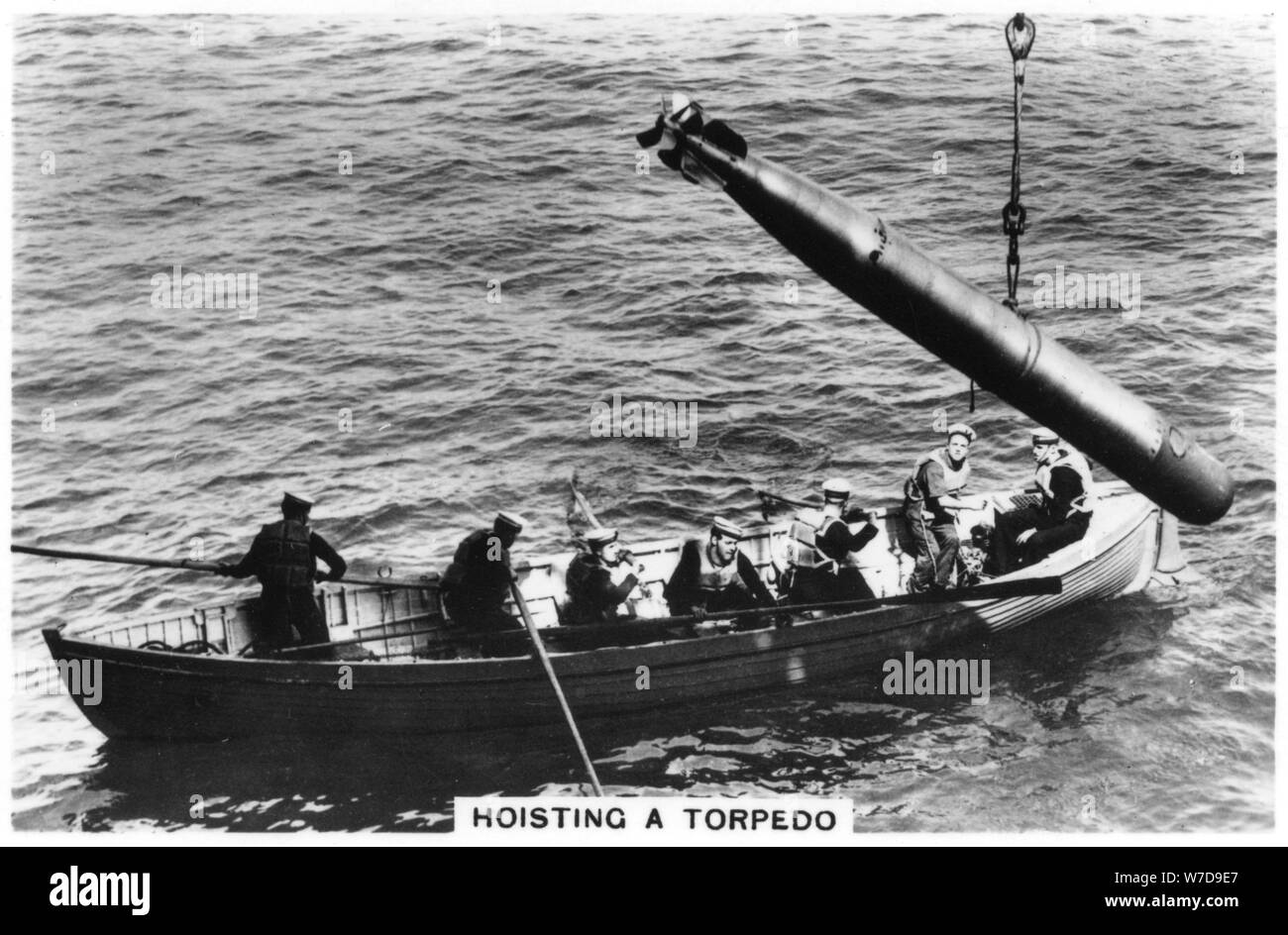 Heben der Torpedo, HMS "mutige", 1937. Artist: Unbekannt Stockfoto