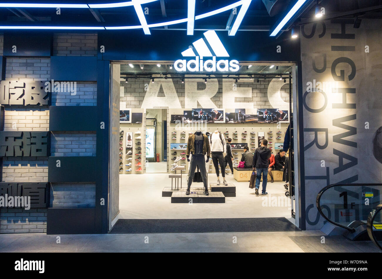Ansicht eines Adidas sportswear Store am Jinkai PLAZA, der Asien größten einzelnen Sport Shopping und Experience Center gestartet durch hohe Welle Spor Stockfoto