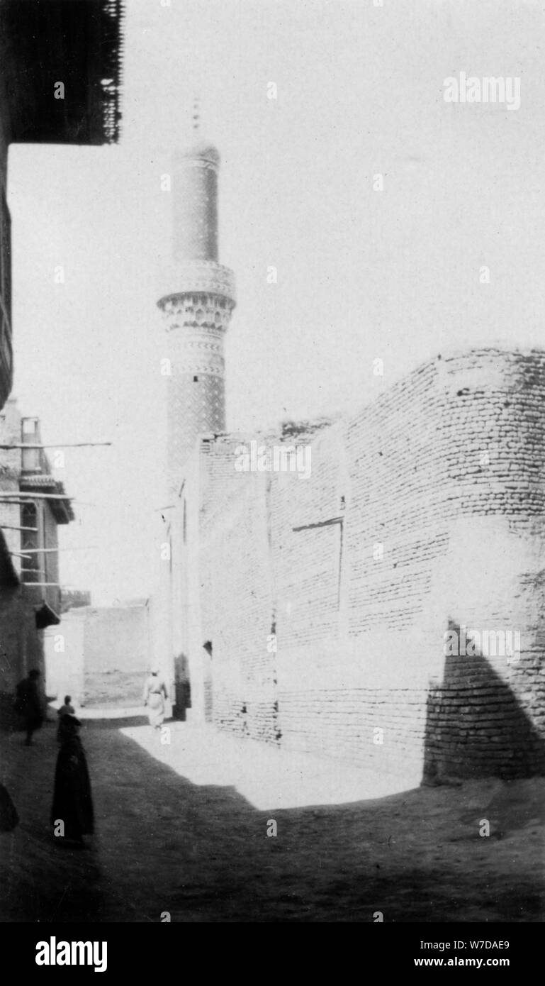 Backstreet und alte Moschee, Bagdad, Irak, 1917-1919. Artist: Unbekannt Stockfoto