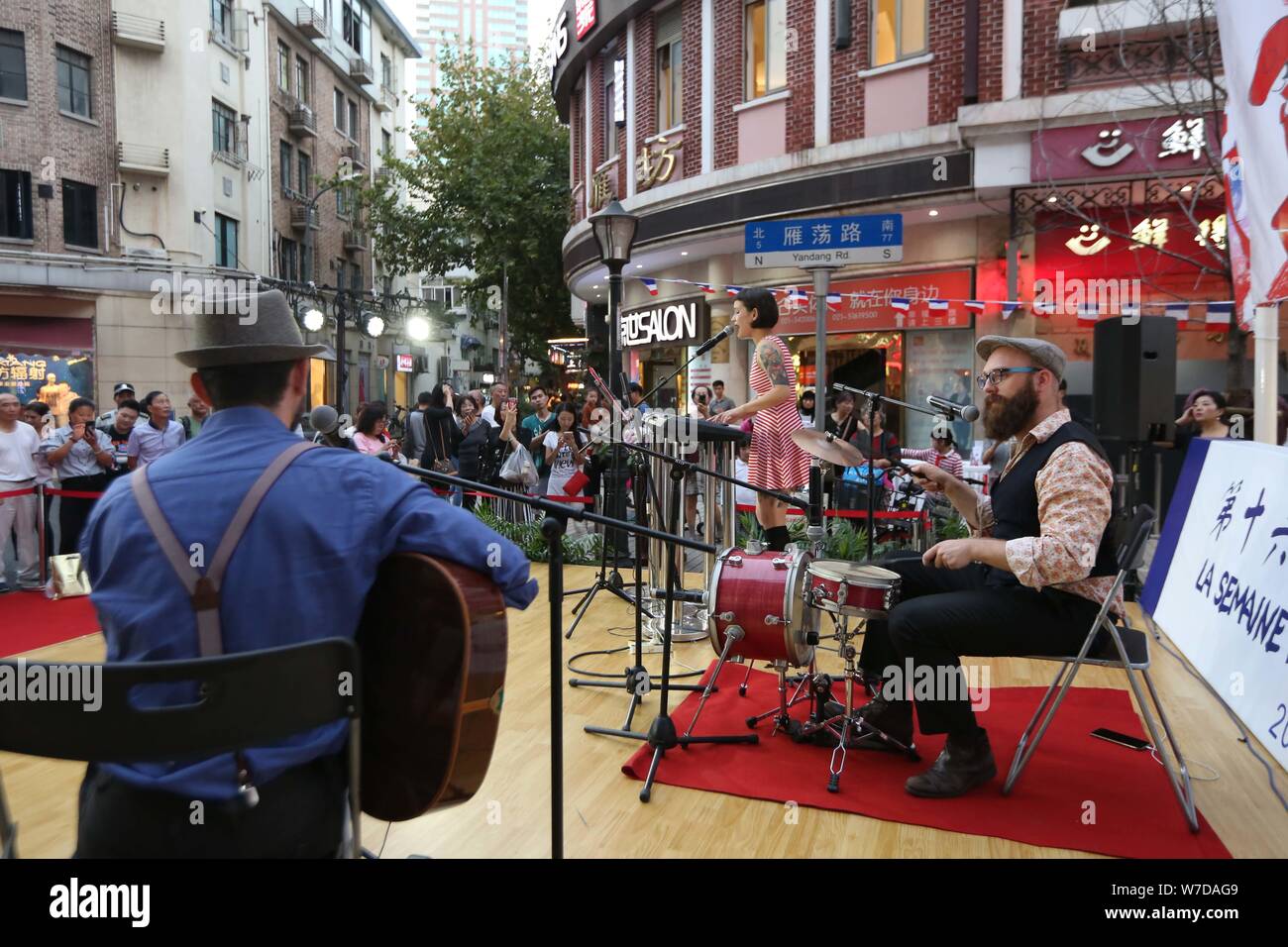Eine französische Marke führt an der Straße Markt entlang der Yandang Straße während der 16. Französischen Woche in Shanghai, China, 9. Oktober 2017. Der 16 französischen Stockfoto