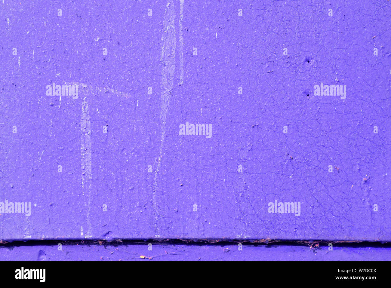 Textur eines alten bemalten Wand der violetten Farbe closeup. Zusammenfassung Hintergrund Stockfoto