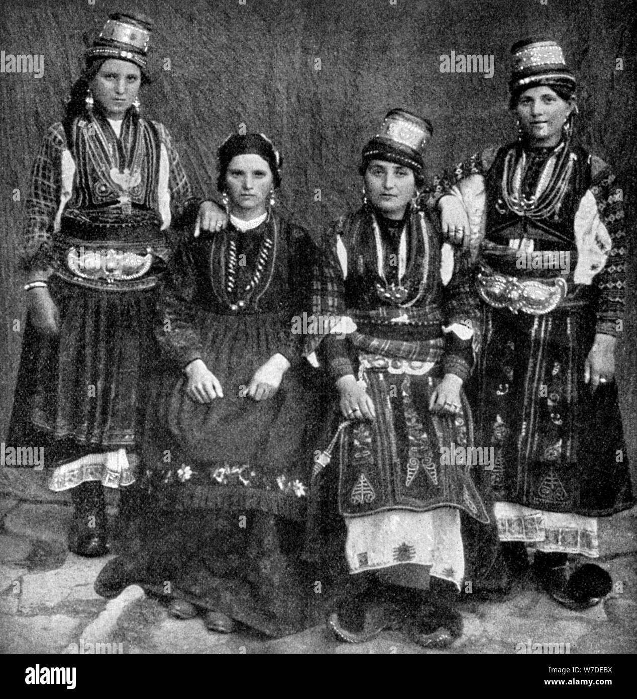 Roma Frauen, Albanien, 1922. Artist: Underwood & Underwood Stockfoto