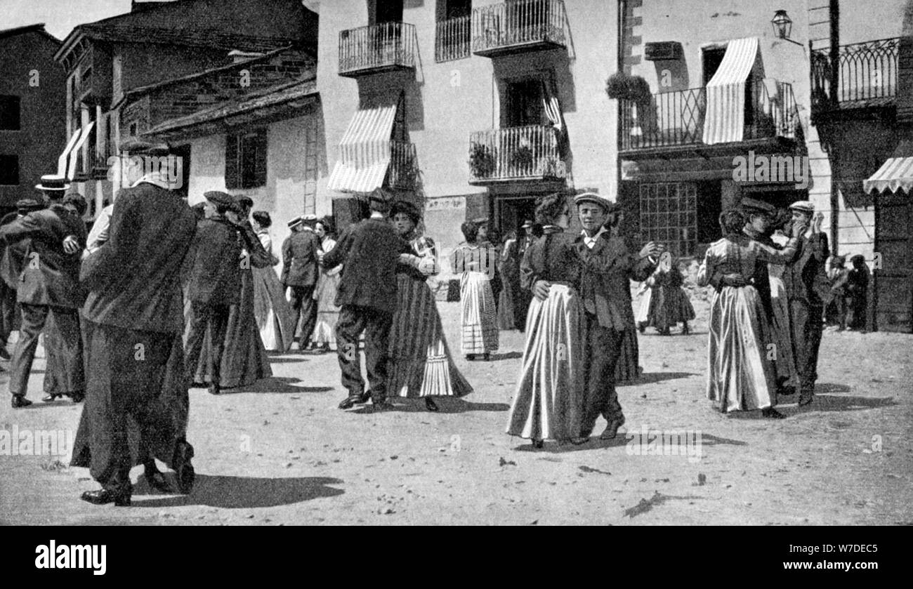 Country Dance nach einem Gottesdienst an Festtagen, Andorra, 1922 Künstler: JT Parfit Stockfoto