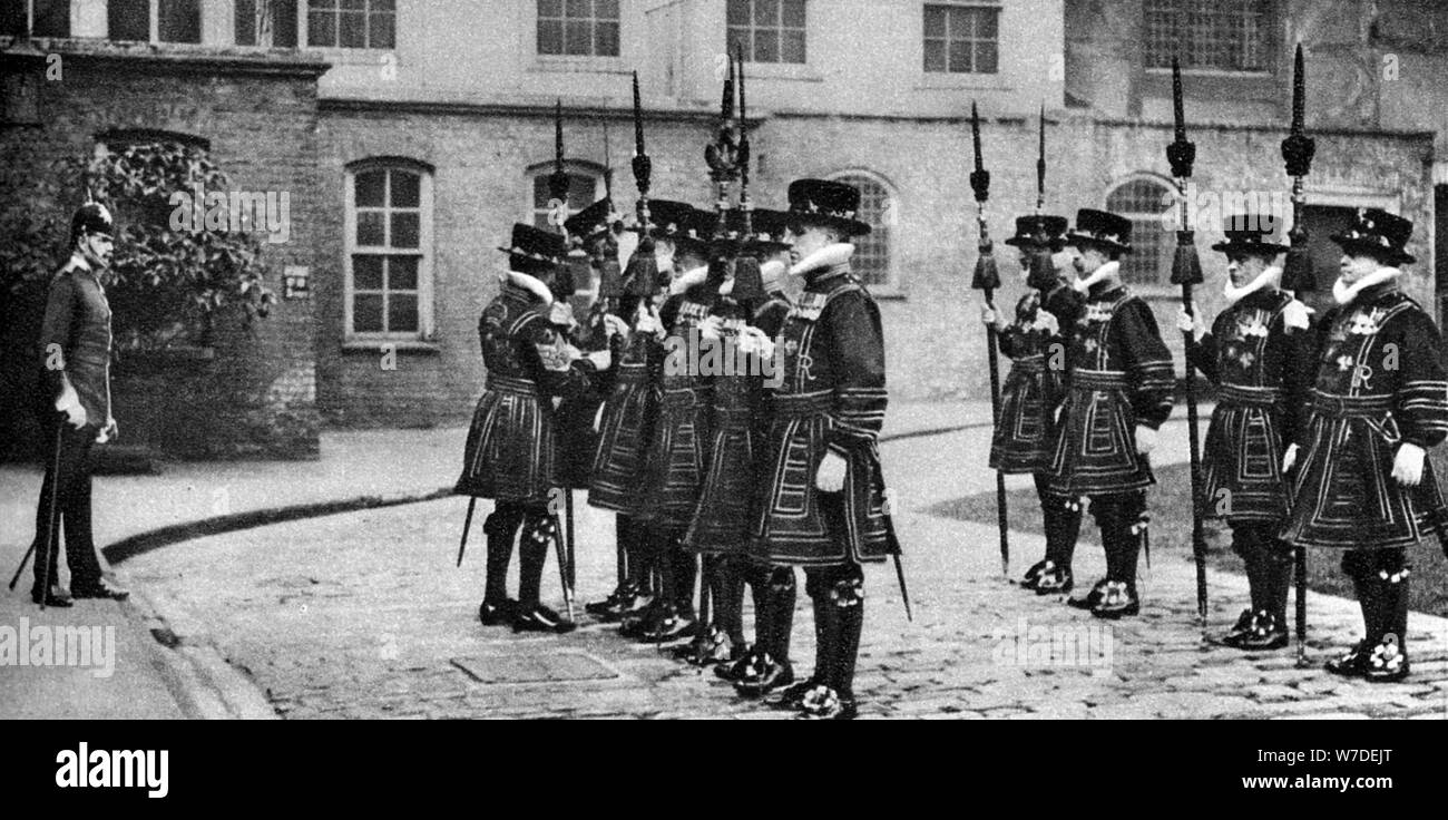 Yeomen Warders auf Parade an der Tower von London, 1926-1927. Artist: Unbekannt Stockfoto