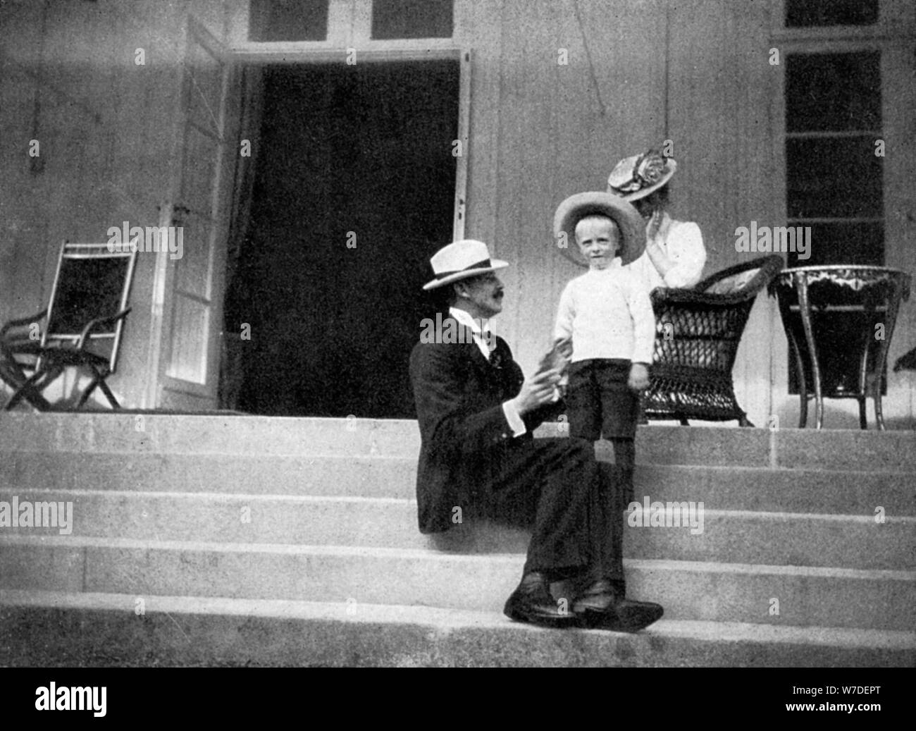 König Haakon VII. von Norwegen, sein Sohn Olav und Prinzessin Victoria auf Bygdøy, Norwegen, 1908 Künstler: Queen Alexandra Stockfoto