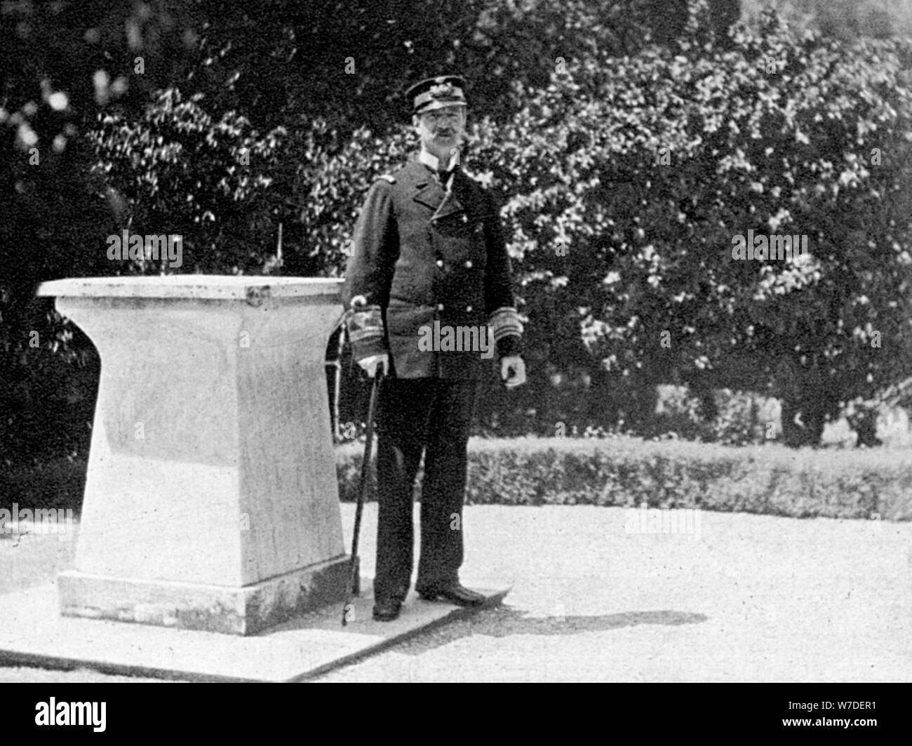 König I. von Griechenland (18451913) in seinem Garten in Athen