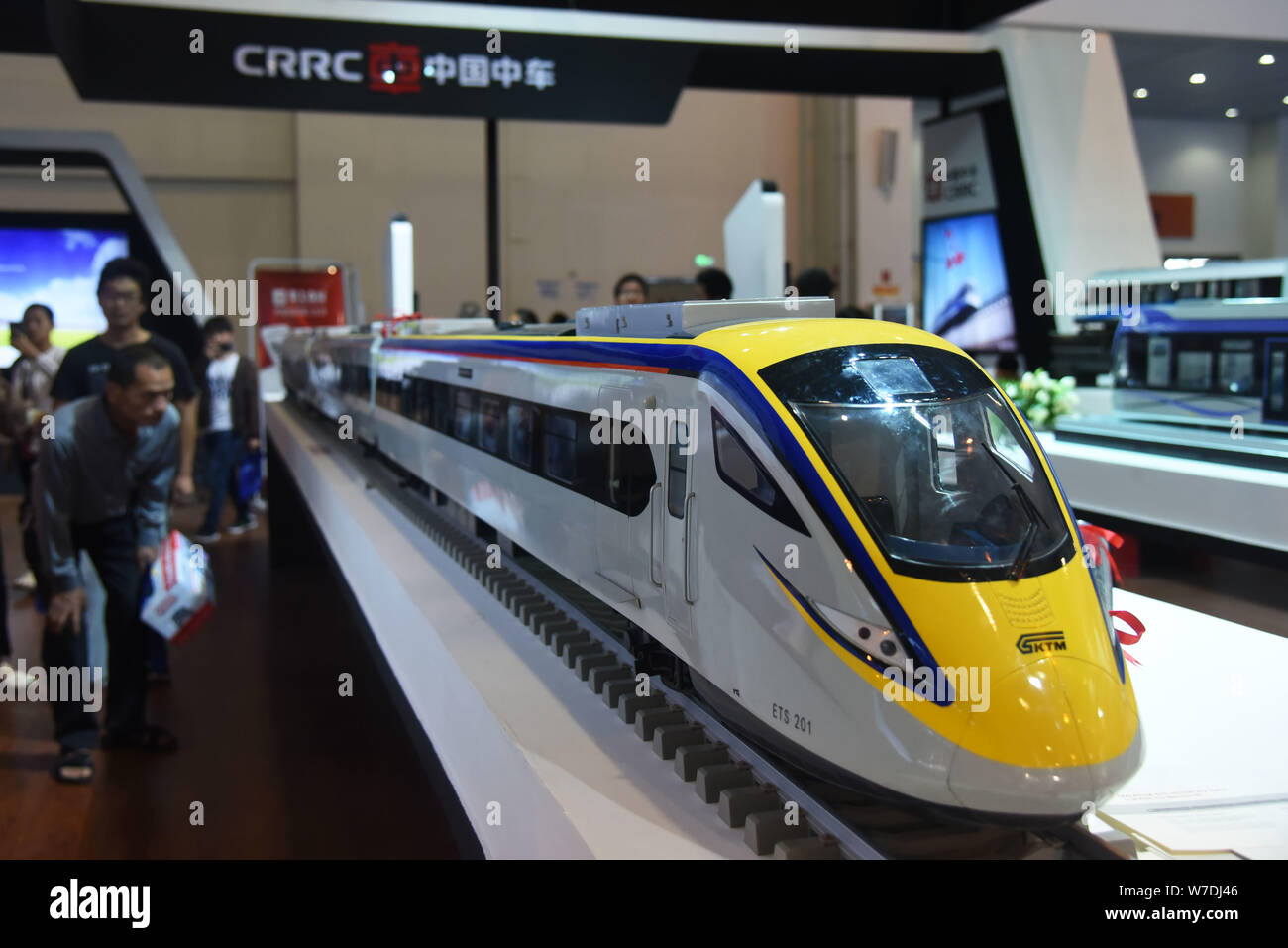 ---- Leute an einer Modellbahn auf Anzeige am Stand von Crrc (China Eisenbahnrollmaterial Corp Ltd) während einer Ausstellung in Kunming City, Stockfoto