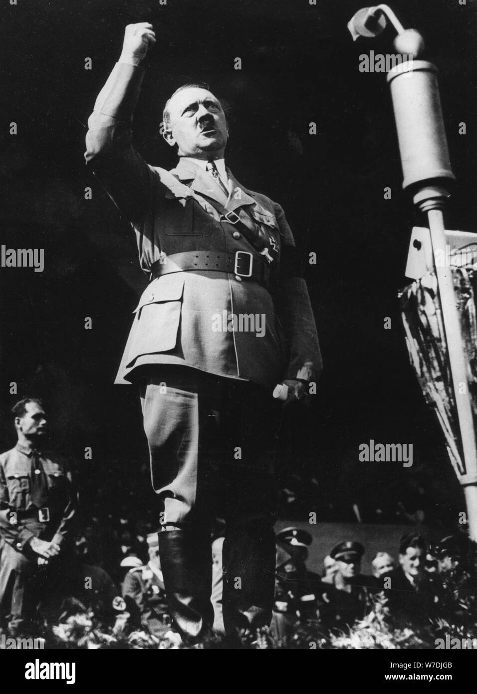 Adolf Hitler Adressierung einer NS-Kundgebung in Nürnberg, Deutschland, 1930. Artist: Unbekannt Stockfoto