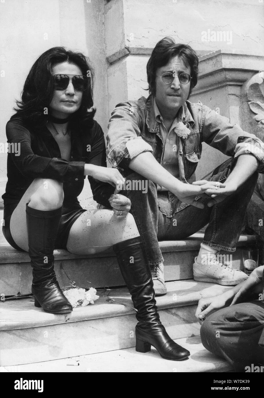 R John Lennon Und Yoko Ono Verlosen Einige Ihrer Haare Die Sie In Eine Plastiktute In Michael X L Schwarz Power Leader Bei Holloway Road London Sie Erhalten Im Austausch Ein Paar