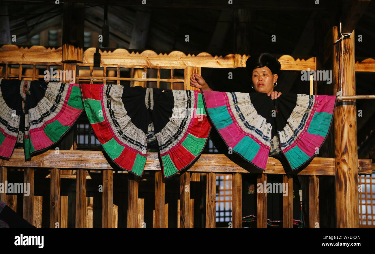 --FILE - eine chinesische Frau der Roten Yao ethnische Gruppe in der Tracht gekleidet mit langen Haaren zeigt die Traditionelle Kostüme in Huangluo Yao Dorf, Stockfoto