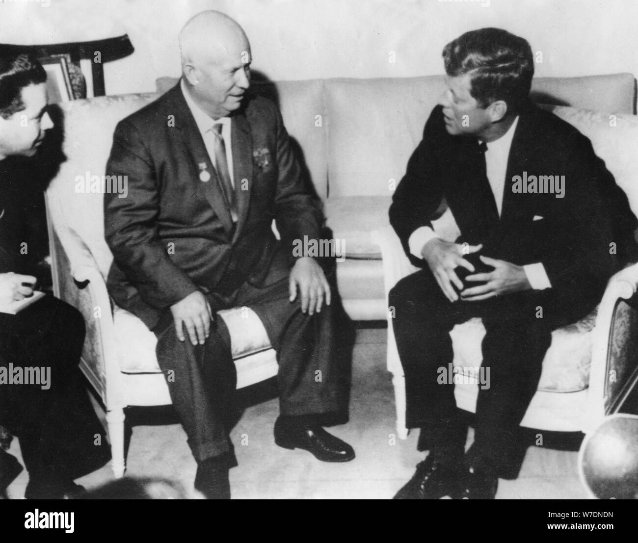 Präsident John F. Kennedy und Nikita Chruschtschow an der US-Botschaft,  Wien, Österreich, 1961. Artist: Unbekannt Stockfotografie - Alamy