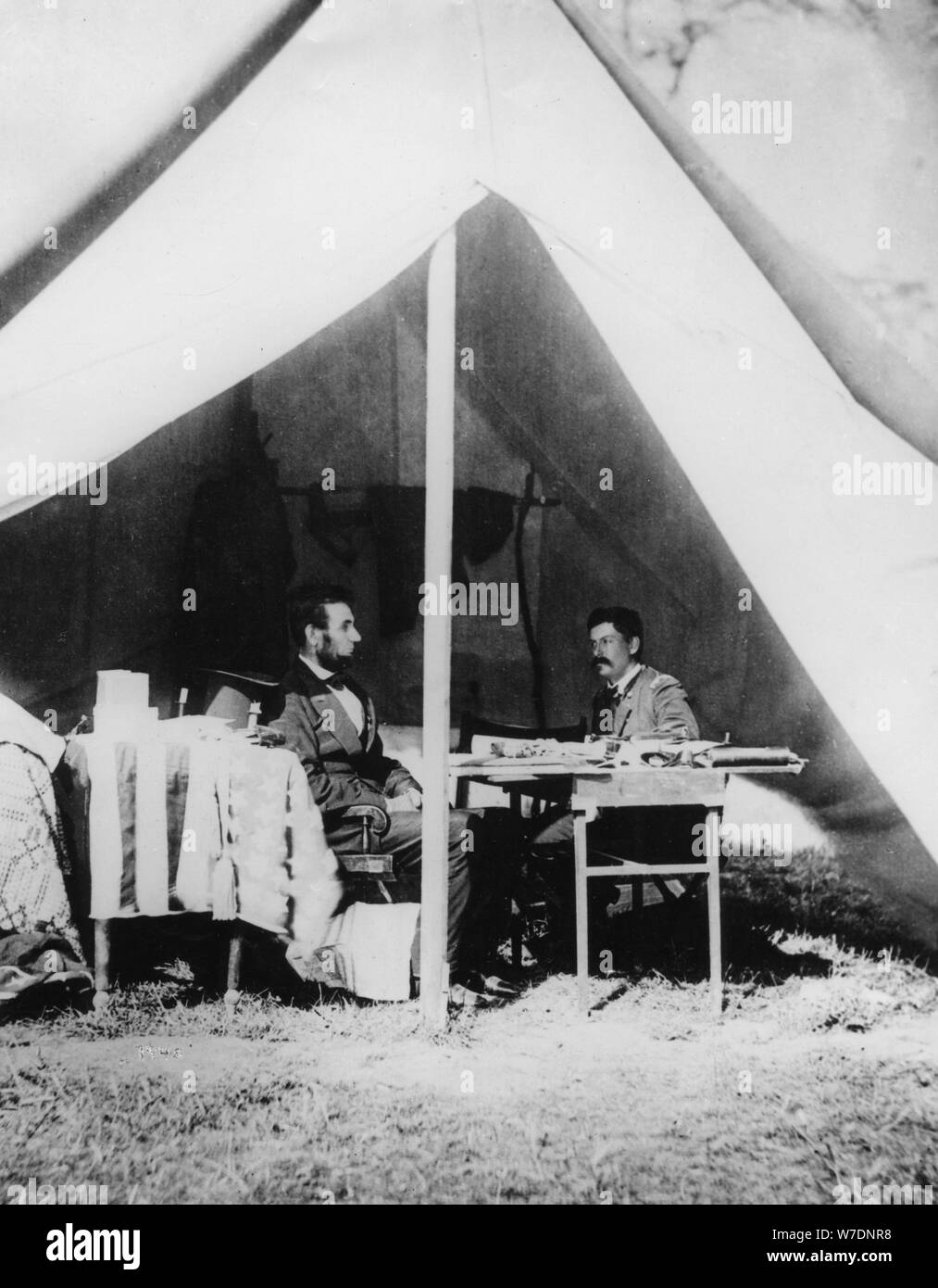 Präsident Lincoln im Allgemeinen McClellan's Zelt nach der Schlacht von Antietam, 1862. Artist: Unbekannt Stockfoto
