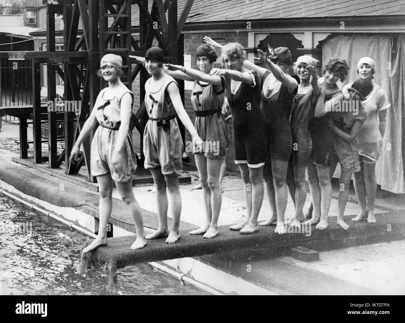 Frauen auf einem Sprungbrett, c 1910-1929. Artist: Unbekannt Stockfoto