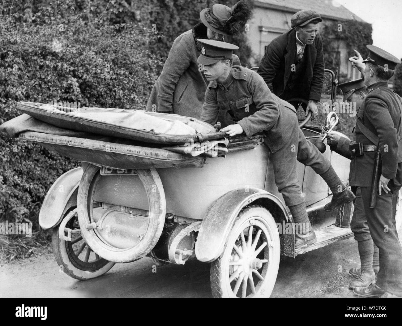 Soldaten der Durchführung einer Kontrolle vor Ort auf einem Auto, c 1910 s (?). Artist: Unbekannt Stockfoto