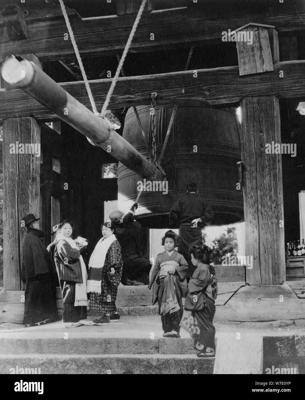 Die Glocke Pagode, Nara, Japan, späten 19. oder frühen 20. Jahrhundert. Artist: Unbekannt Stockfoto