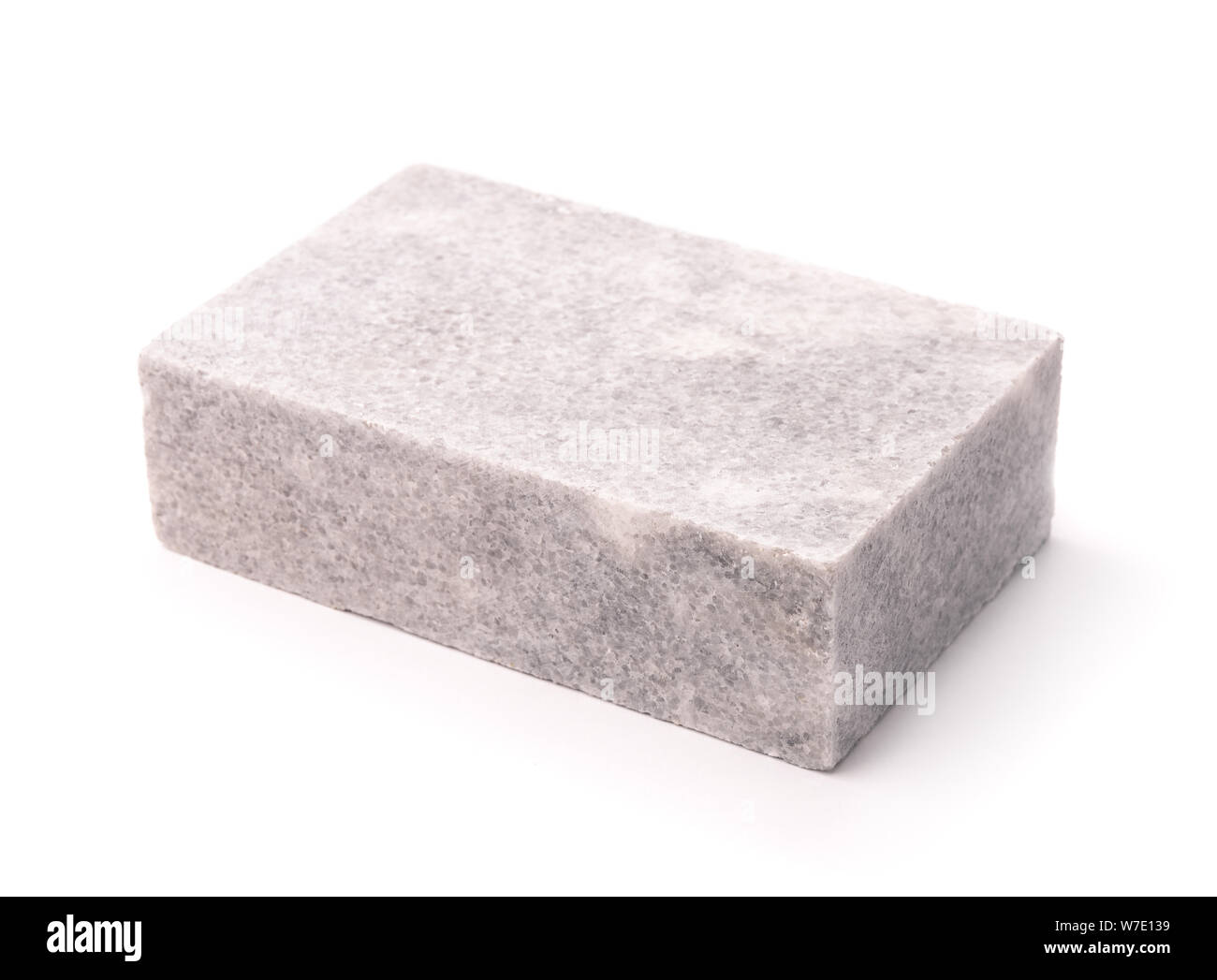 Single unpoliertem Marmor Block isoliert auf weißem Stockfoto