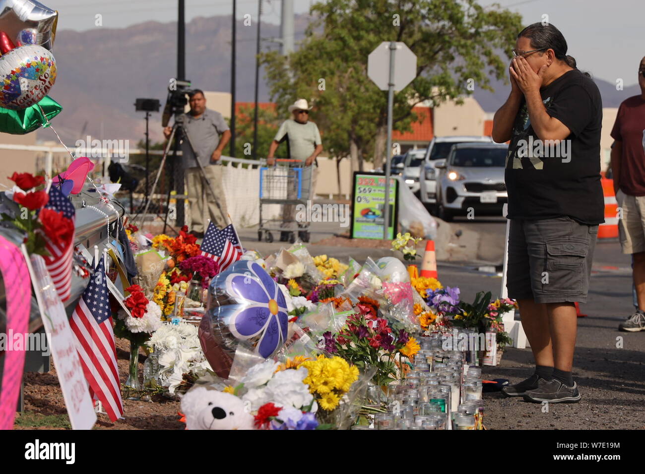 El Paso, USA. 5 Aug, 2019. Ein Mensch trauert um Opfer in der Nähe von Walmart Center, wo die Massenerschießungen in El Paso, Texas, USA, Nov. 5, 2019 nahm. Die Polizei von El Paso, US-Bundesstaat Texas in den Vereinigten Staaten, bestätigte am Montag Nachmittag, einem Deutschen und sieben mexikanische Staatsangehörige unter den Toten waren in Wochenende Walmart schießen. El Paso Police Chief Greg Allen, sagte auf einer Pressekonferenz hier gehalten Montag Nachmittag, 13 US-amerikanischen Bürger blieben unter den Verstorbenen und die Identifikation eines anderen Verstorbenen wurde bestätigt werden. Credit: Liu Liwei/Xinhua/Alamy leben Nachrichten Stockfoto