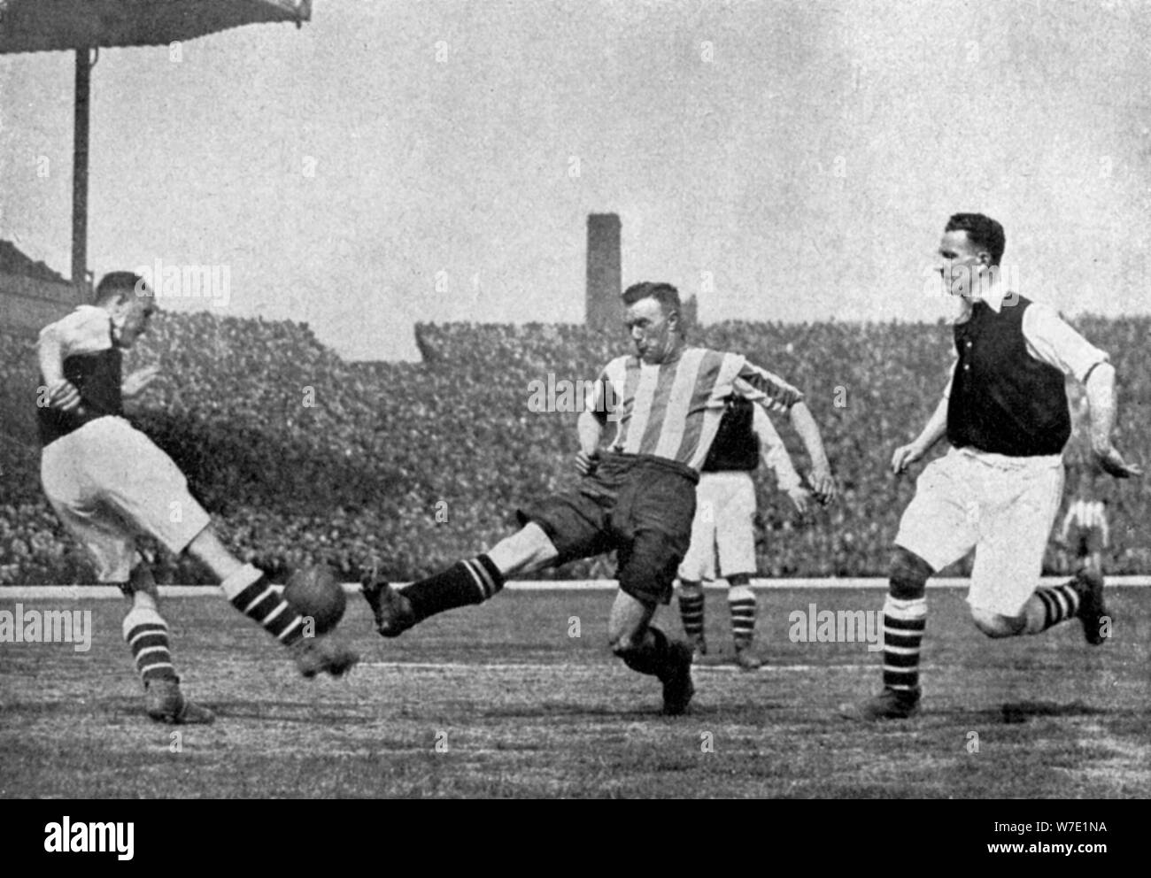 Aktion aus einem Arsenal v Sheffield United Football Match, c 1927-1937. Artist: London Nachrichten Agentur Stockfoto