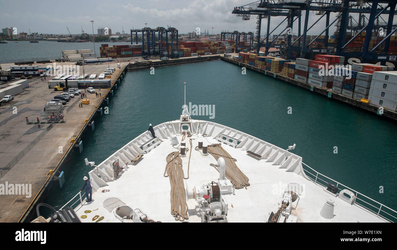 190805-A-ZB 549-0104 Colon, Panama (5. August 2019) Das Hospital Ship USNS Comfort (T-AH 20) Ankunft im Hafen. Komfort ist für Gesundheit und Regierung Partner in Mittelamerika, Südamerika und die Karibik Betreuung an Bord und an Land zur Verfügung zu stellen - auf der Grundlage medizinischer Websites, wodurch der Druck auf die nationalen medizinischen Systemen durch eine Erhöhung der Venezolanischen Migranten belasteten zu entlasten. (U.S. Armee Foto von SPC. Jakob gleich) Stockfoto