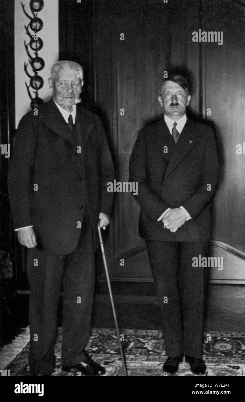 Deutsche Präsident Paul von Hindenburg und Adolf Hitler, c 1933 - c 1934. Artist: Unbekannt Stockfoto