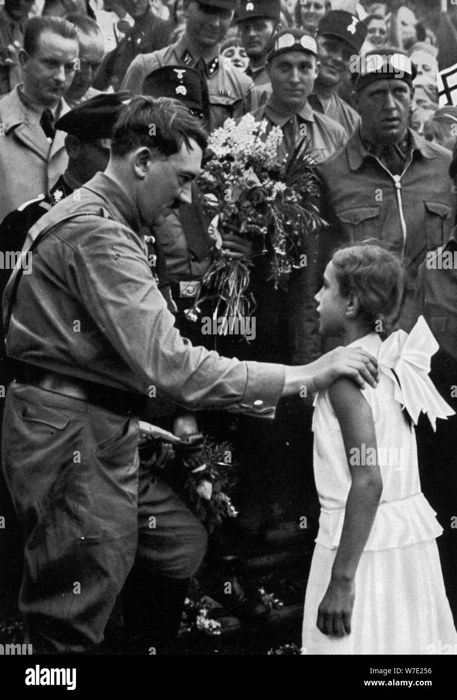 Adolf Hitler im Gespräch mit einem jungen Mädchen in seinem Wahlkampf, 1932. Artist: Unbekannt Stockfoto