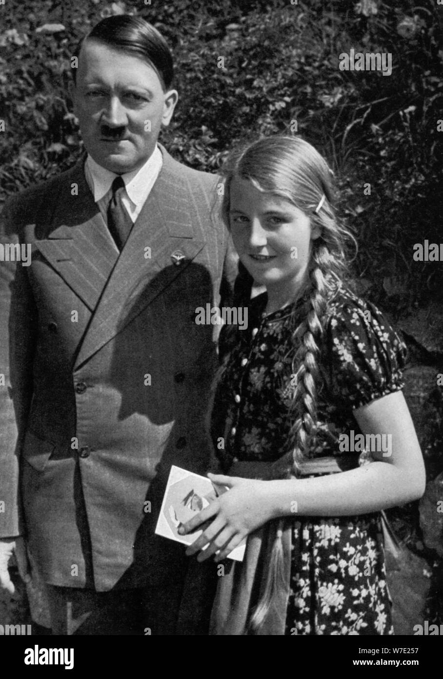 Ein junges Mädchen fragt Adolf Hitler für seine Autogramm, 1936. Artist: Unbekannt Stockfoto