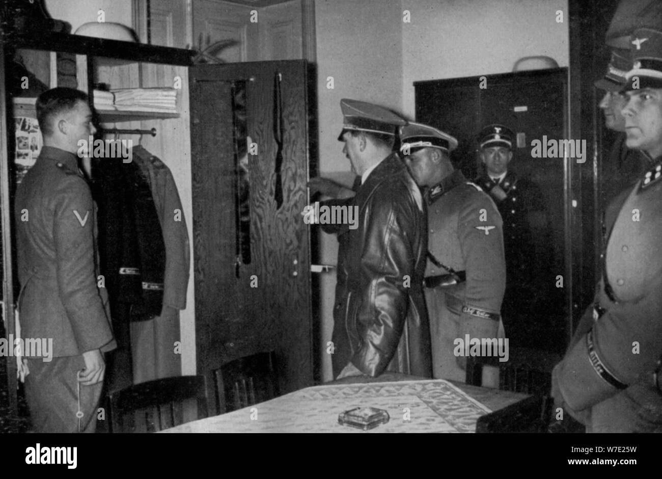 Adolf Hitler, die in der SS-Leibstandarte Regiment, 1936. Artist: Unbekannt Stockfoto