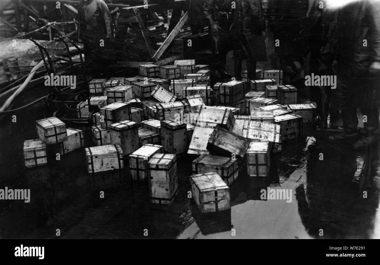 Transport von £ 14.000.000 von bullion auf dem britischen Schlachtschiff HMS 'MAlaya', 1940. Artist: Unbekannt Stockfoto