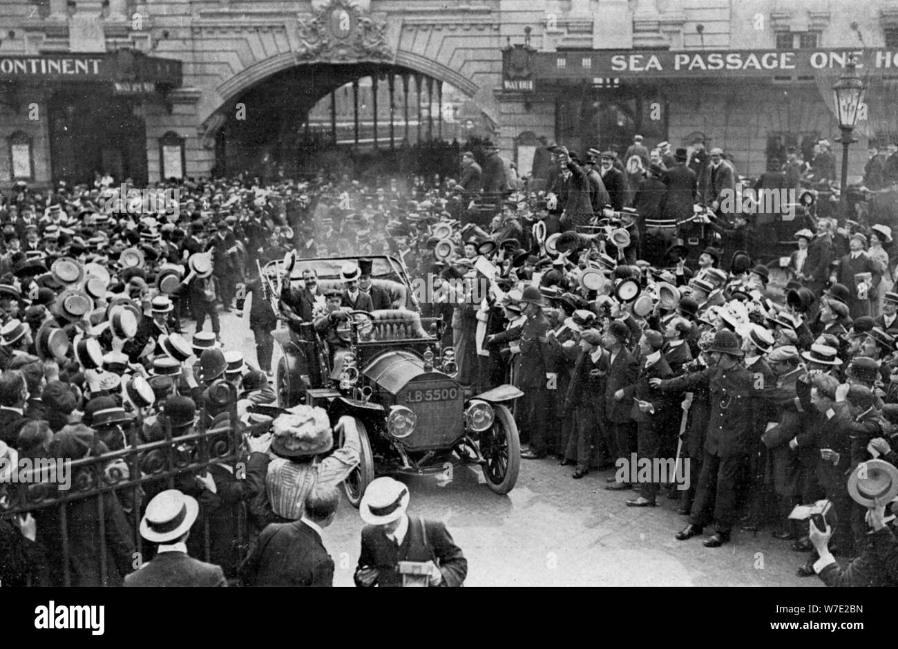 Louis Blériot auf seinem Weg zum Savoy Hotel, London, 25. Juli 1909. Artist: Unbekannt Stockfoto