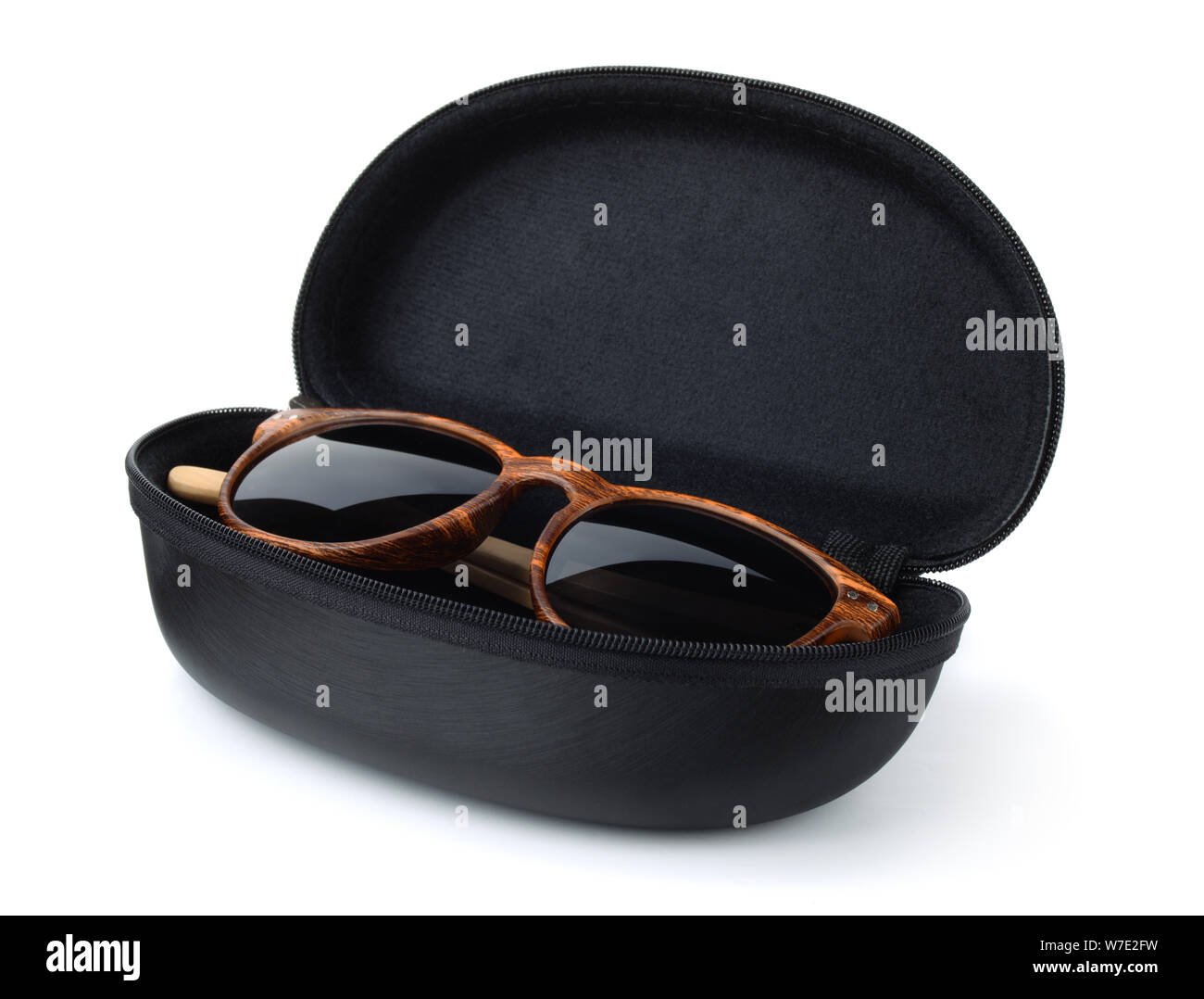 Sonnenbrillen in harte schwarze Schutzhülle isoliert auf weißem Stockfoto
