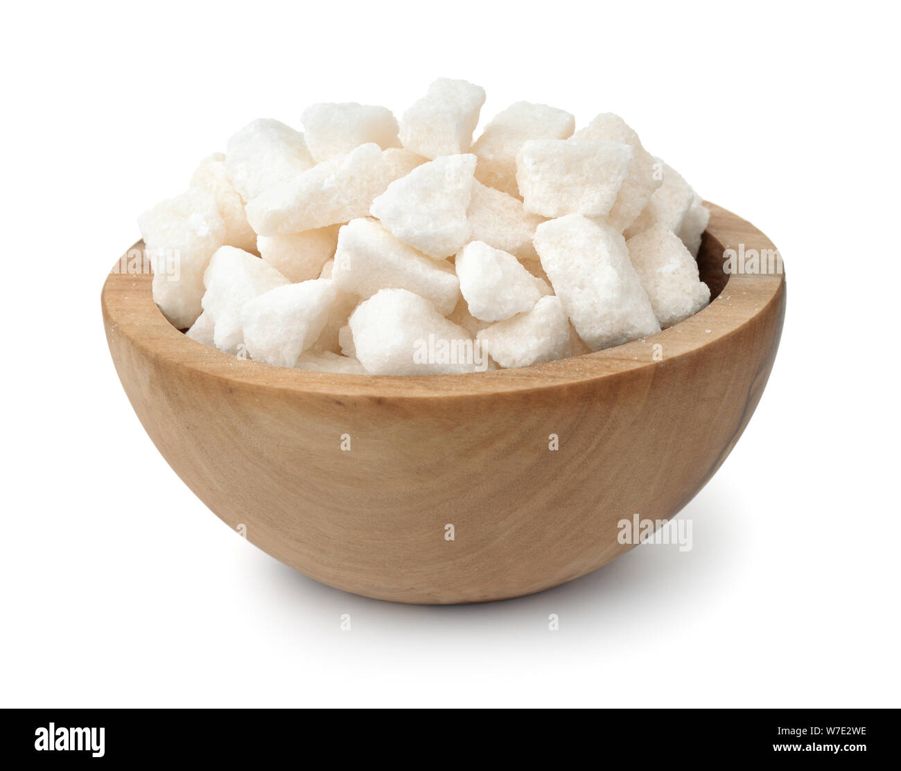 Organische gemahlen Klumpen Zucker in Houten isolaed auf Weiß Stockfoto