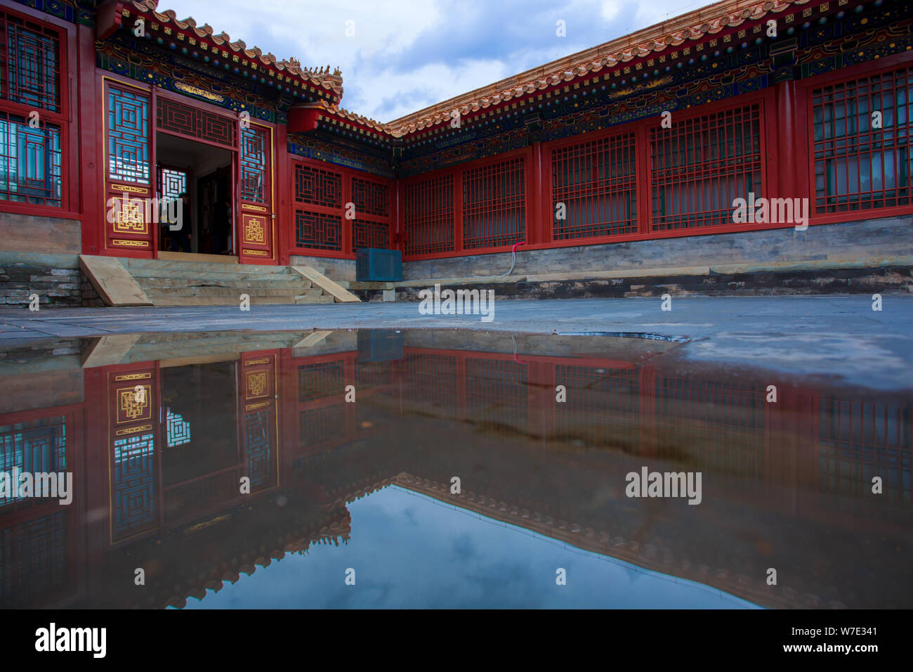 Landschaft der Palast Museum, auch als die Verbotene Stadt genannt, mit Reflexion in Pfützen nach dem Regen in Peking, China, 12. Oktober 2017. Stockfoto