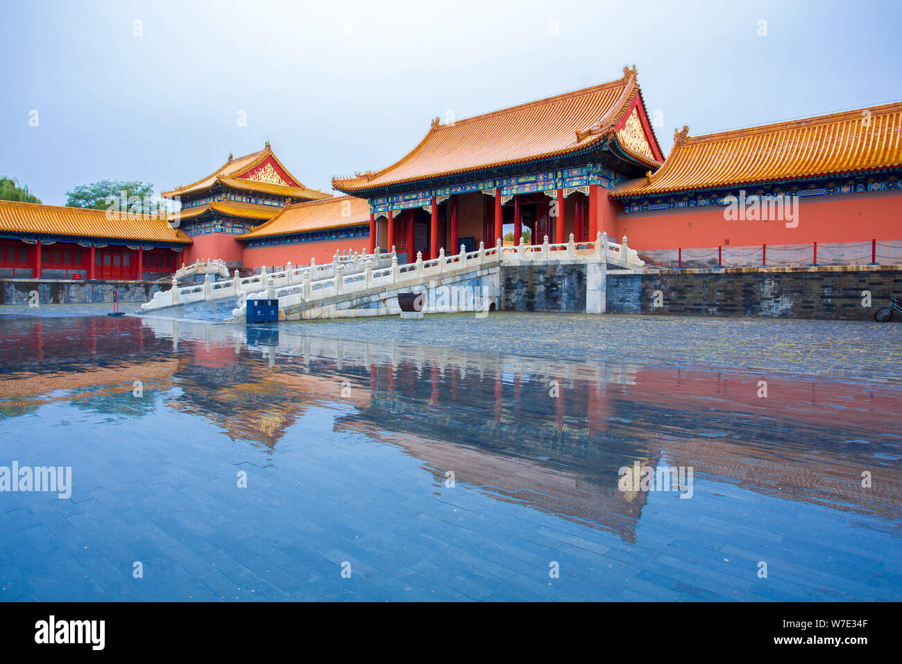 Landschaft der Palast Museum, auch als die Verbotene Stadt genannt, mit Reflexion in Pfützen nach dem Regen in Peking, China, 12. Oktober 2017. Stockfoto