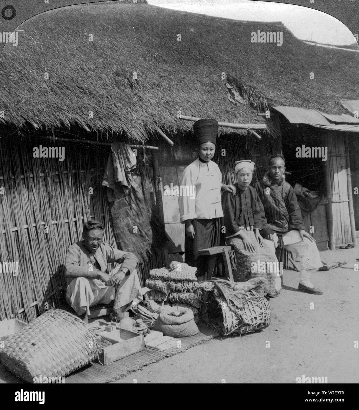 Native Shop und Kunden, in der Nähe von Mogok, nördlichen Burma, c 1900 s (?). Artist: Underwood & Underwood Stockfoto