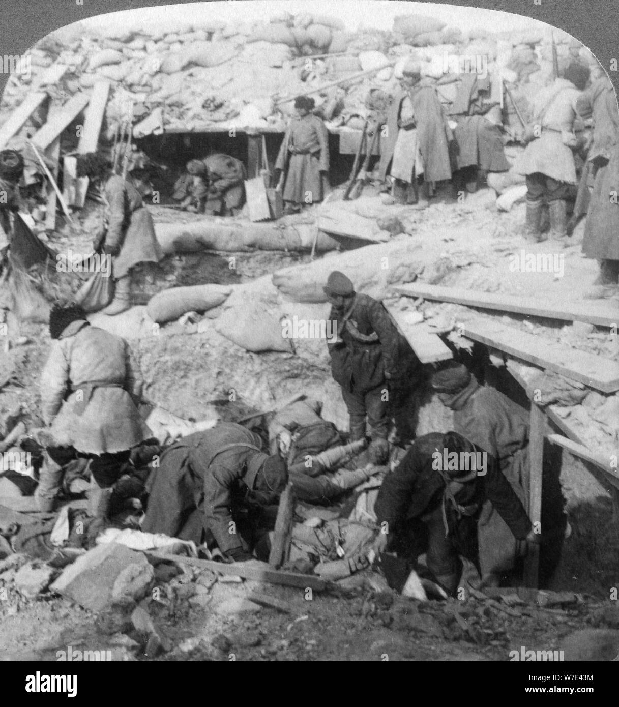 Russen begraben Japanische tot in einem fort, Port Arthur, der Mandschurei, Russisch-japanischen Krieg von 1905. Artist: Underwood & Underwood Stockfoto