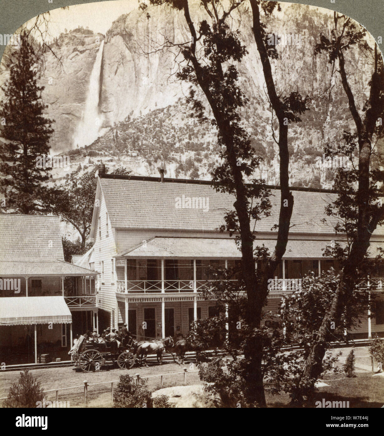 Sentinel Hotel, Blick nach Norden über das Tal zu Yosemite Falls, Kalifornien, USA, 1902. Artist: Underwood & Underwood Stockfoto