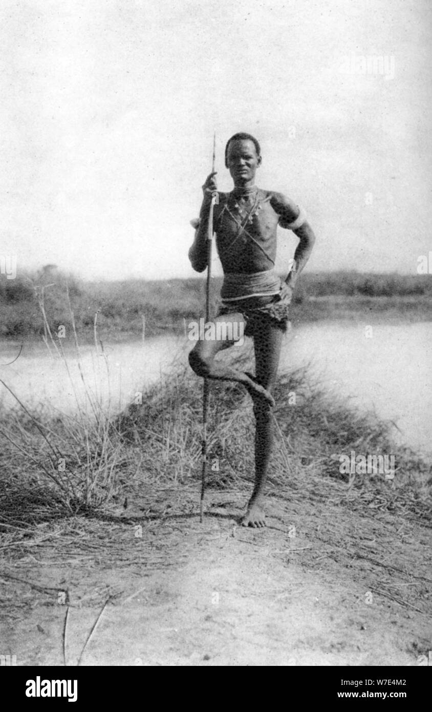 Eine charakteristische Dinka Haltung, Terrakekka zu Aweil, Sudan, 1925 (1927). Artist: Thomas Glover Stockfoto