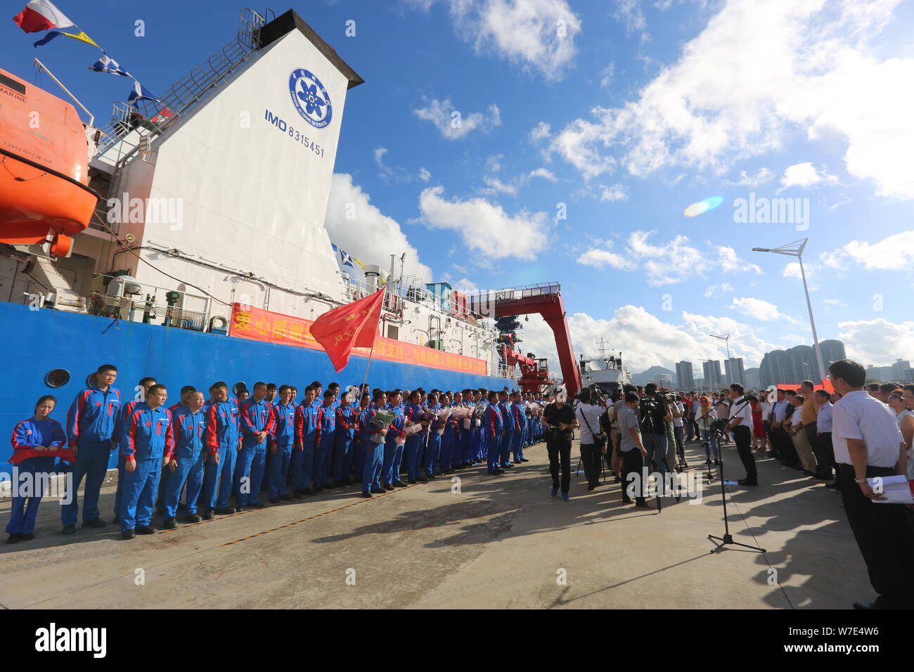 Wissenschaftler stellen nach dem Mutterschiff, Tansuo-1, Durchführung von Chinas zweite bemannte der tauchende henhai Yongshi" (Deep Sea Krieger), die von der zurückgegeben Stockfoto