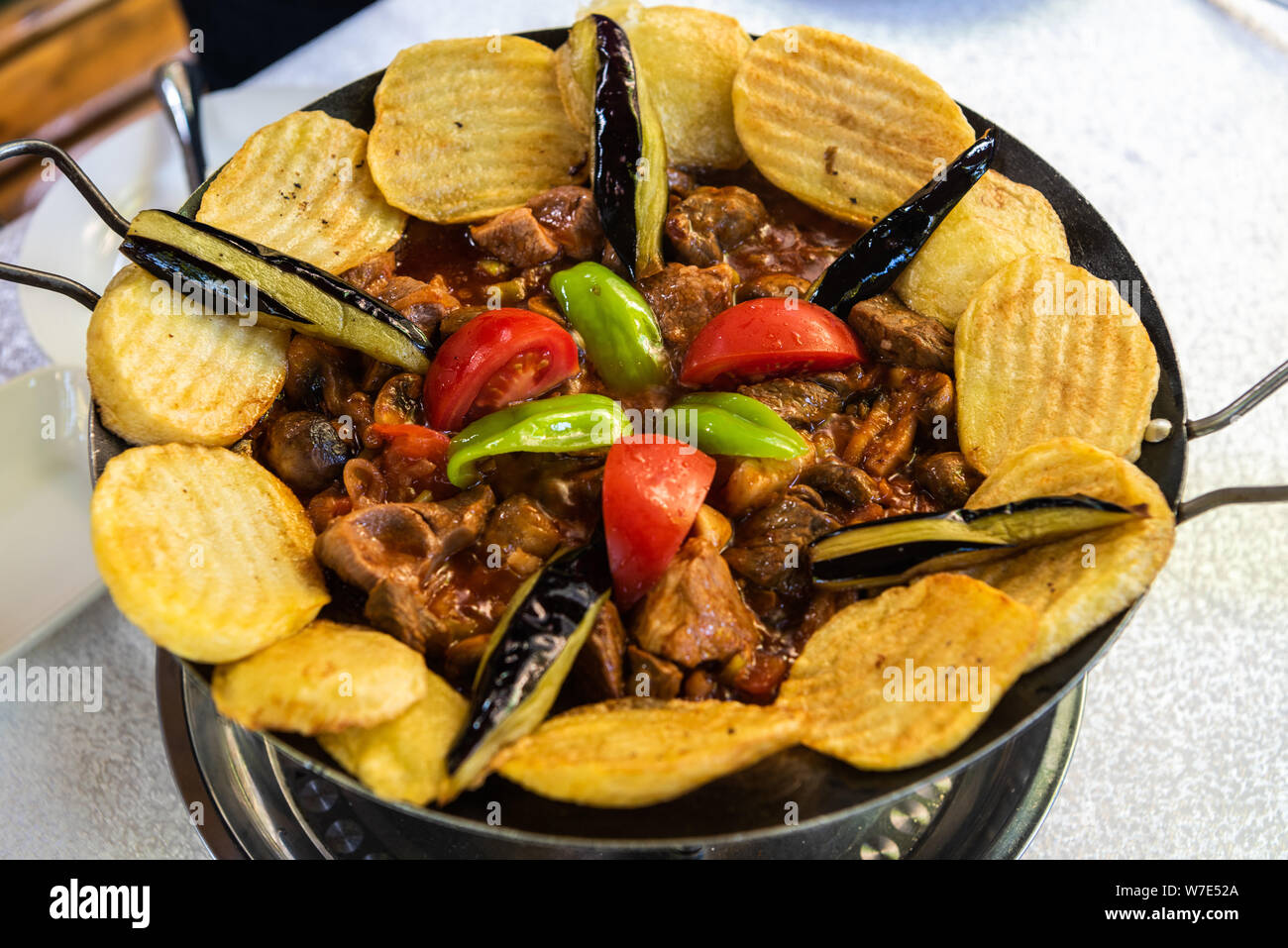 Gebratenes sac Gericht mit Fleisch, Gemüse, Pilze und Kartoffeln, serviert auf einer Heizplatte in einem Restaurant in Aserbaidschan. Stockfoto