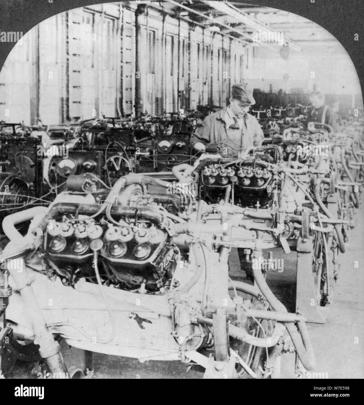 Prüfung Motoren in einem Automobilwerk, Detroit, Michigan, USA, 20. Artist: Keystone View Company Stockfoto