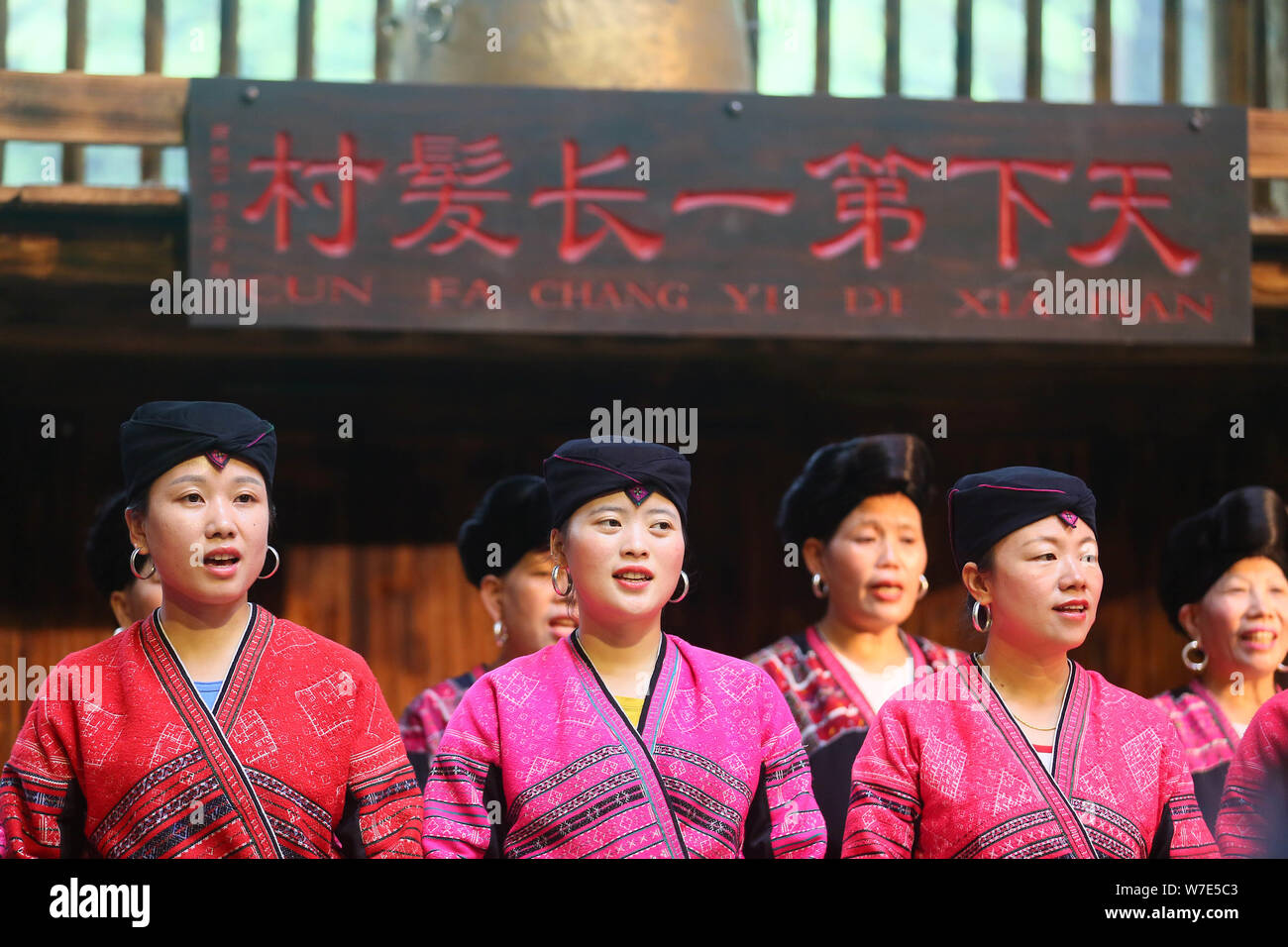 ------ Chinesische Frauen der Roten Yao ethnische Gruppe gekleidet in traditionellen Kostümen mit ihren langen Haaren in Huangluo Yao Dorf durchführen, Longsheng county, Stockfoto