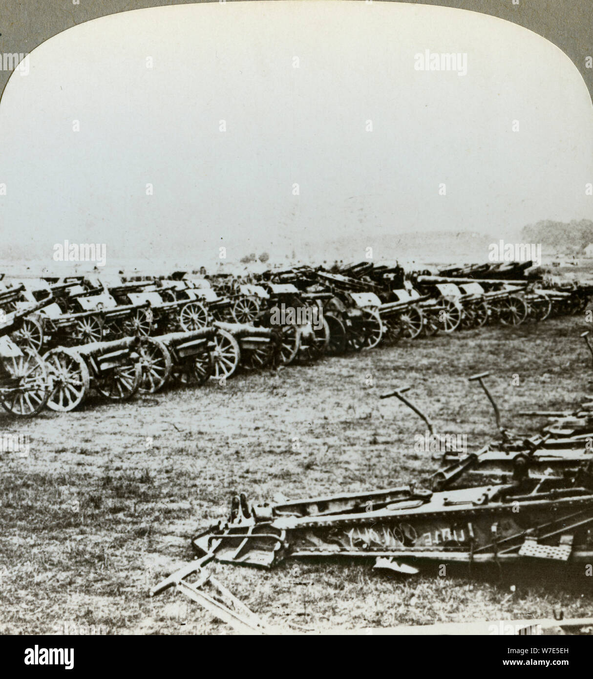 Hunderte von deutschen Waffen auf Couralette, Frankreich, Schlacht an der Somme, der Erste Weltkrieg, 1916 gefangen. Artist: Realistische Reisen Verlage Stockfoto